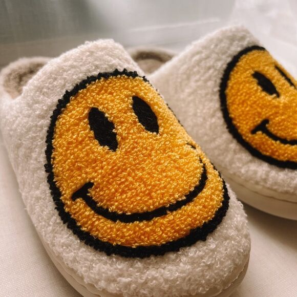 NEW Sherpa Smiley Slippers - Picture 4 of 5